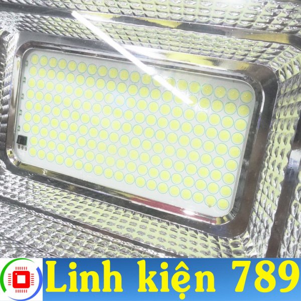 Đèn LED pha năng lượng mặt trời 200W